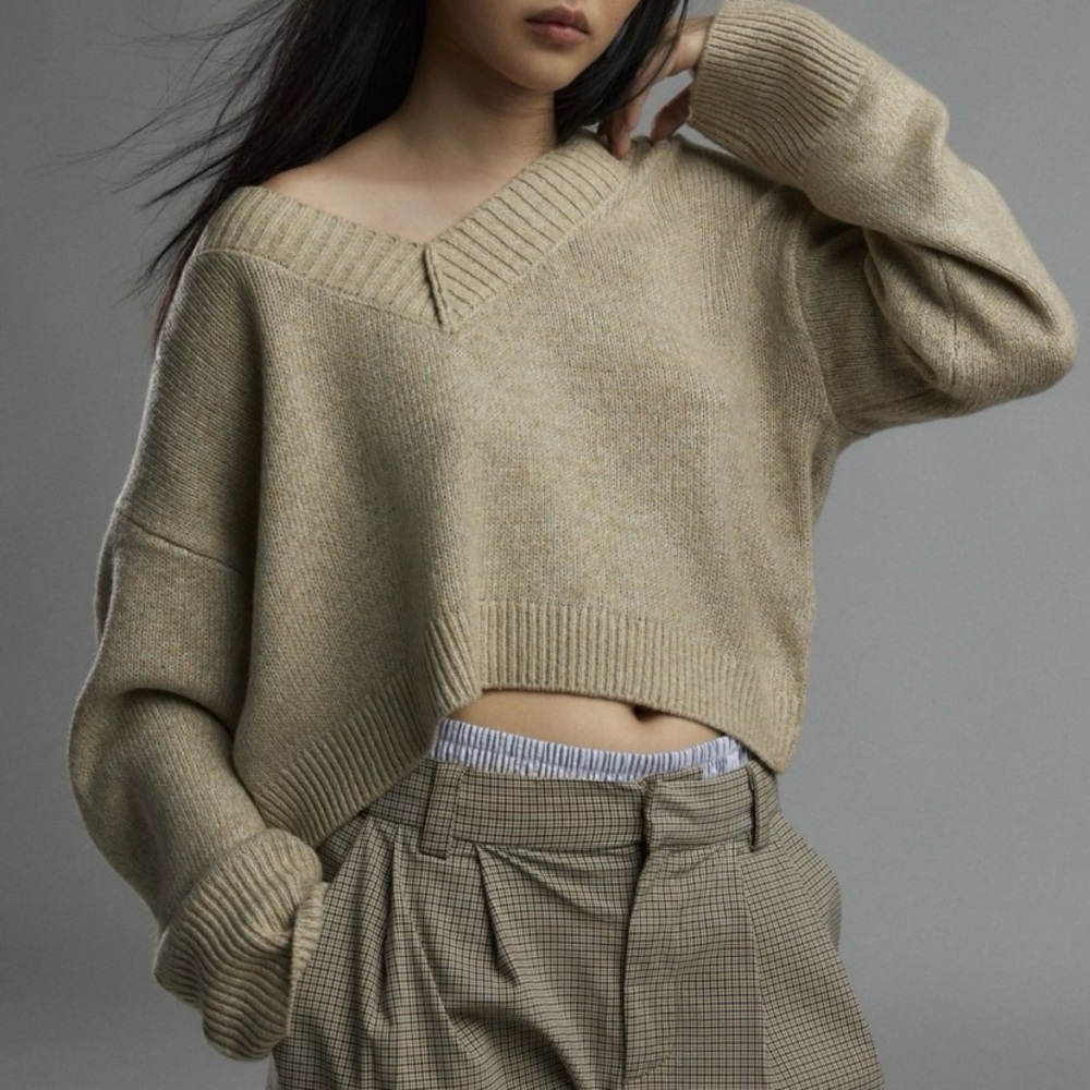 BDG cropped V-Neck sweater